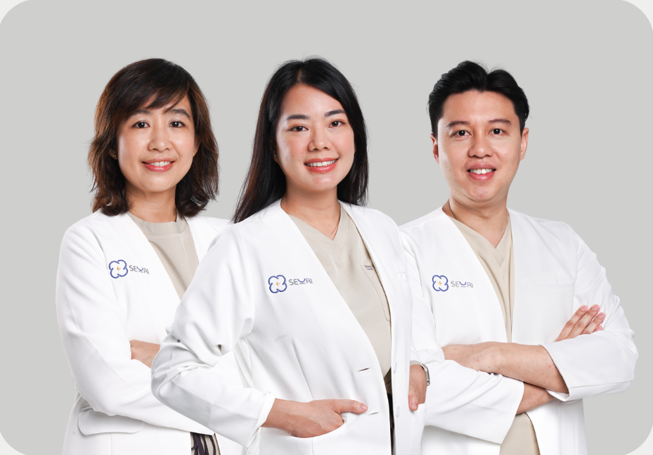 Dokter gigi sedang melayani pasien