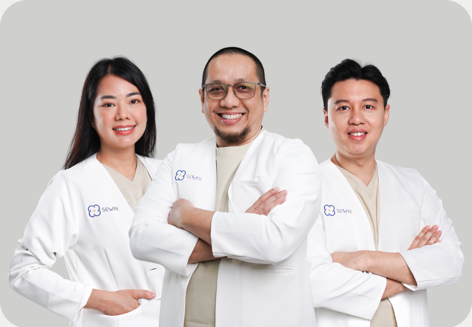 Dokter gigi sedang melayani pasien