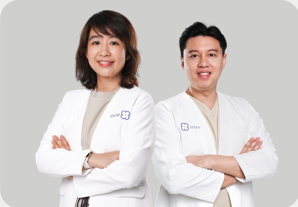 Dokter gigi sedang melayani pasien